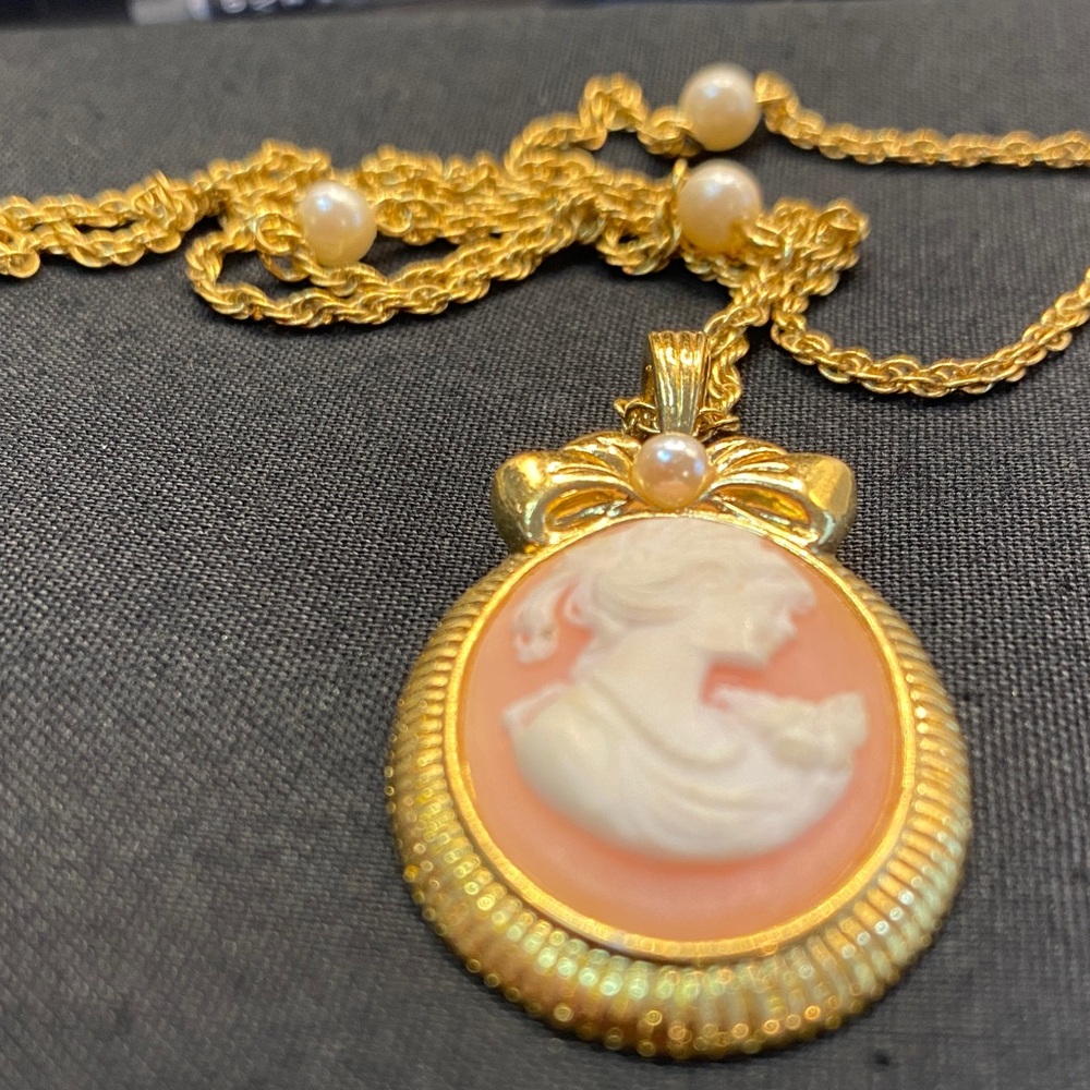 Vintage Avon Pink Cameo Pendant with Gold and Faux Pearl Necklace - Picture 8 of 9